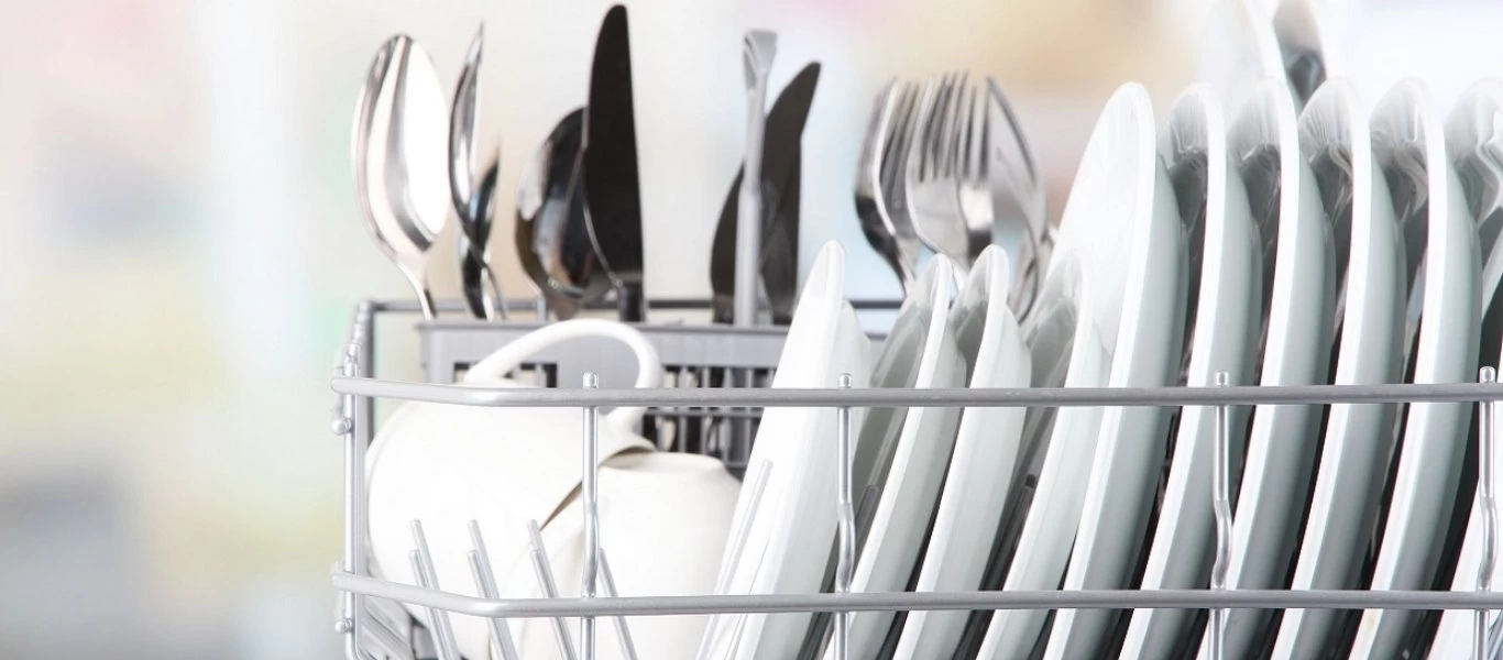 H κίνηση που πραγματοποιούν ελάχιστοι μετά το πλύσιμο των πιάτων